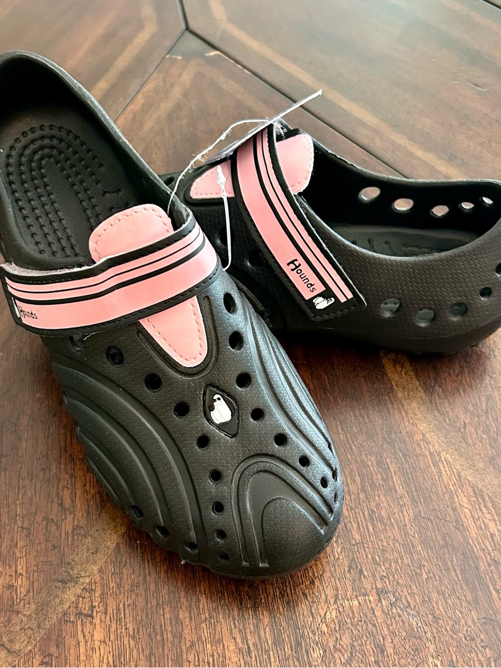 NWT HOUNDS Women’s Ultralites Velcro Shoes In Black & Light Pink - Size 5/6